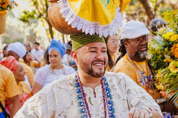 Pai da comunidade da Casa de Oxumarê, Leandro da Mata, recebe homenagem cultural na 3ª edição do Prêmio Okan