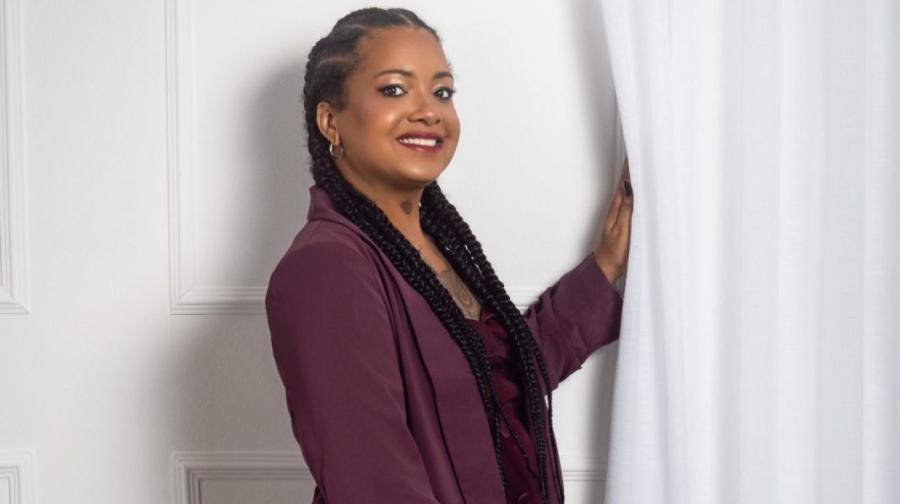 Depois de lançar livro em Salvador, escritora baiana Van Amorim faz turnê internacional em Portugal e na Itália