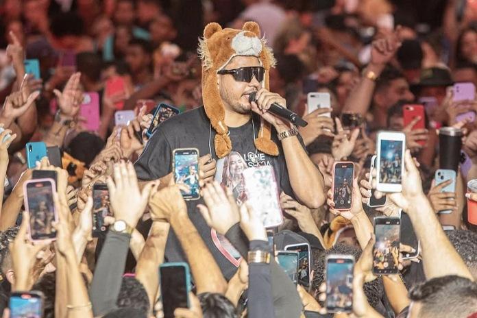 Expoente do arrocha, Mikael Santos se apresenta em grande prévia junina em Maceió