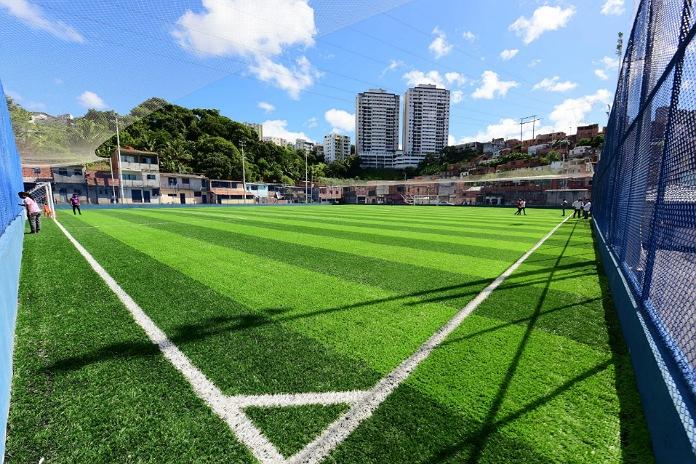 Prefeitura de Salvador chega à marca de 70 campos de grama sintética nas comunidades