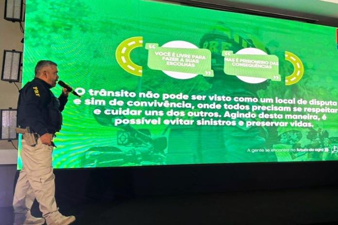 PRF leva palestra de segurança viária a colaboradores da TIMAC AGRO em Salvador