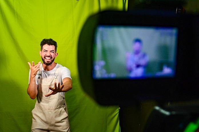 Intérpretes de Libras garantem acessibilidade e conquistam carisma de comunidade surda