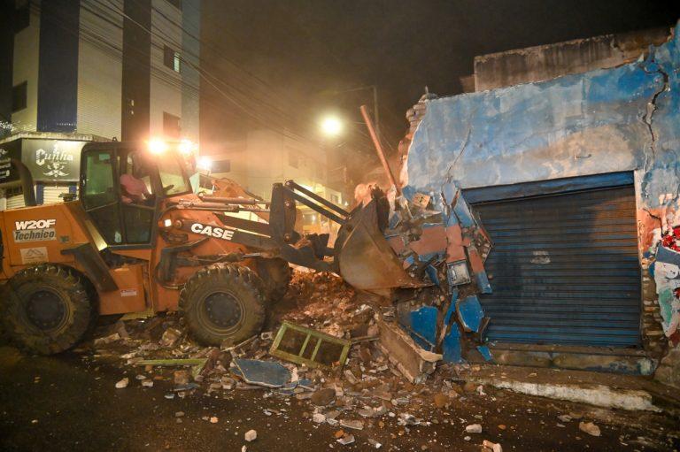 Prefeitura realiza demolição de imóvel na Rua Lisboa