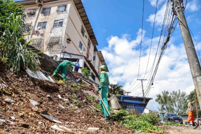 Prefeitura reforça limpeza de encostas e promove conscientização sobre descarte inadequado de resíduos