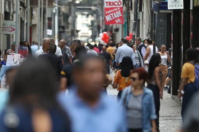 Abono salarial começa a ser pago para nascidos em março e abril