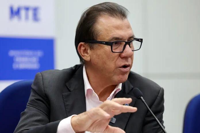 PECs da escala 6x1 não competem com o proposta do governo, diz Marinho