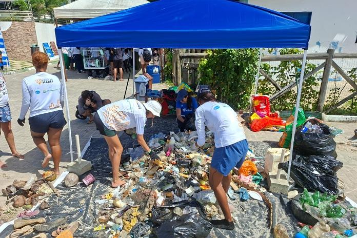 Projeto Mares retira 155 kg de resíduos da praia e do mar na Ilha de Itaparica