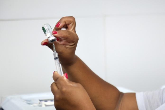 Profissionais de saúde recebem vacinação contra dengue em Salvador